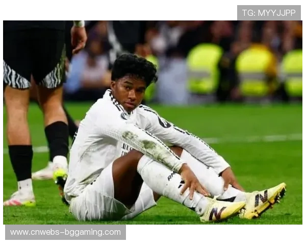 里昂冬窗有意巴黎18岁后卫卡马拉，球员本赛季机会有限。