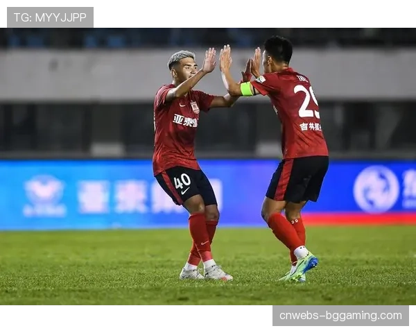 终场哨响,阿拉维斯球员博耶跪地庆祝绝平进球 终场哨响,阿拉维斯球员博耶跪地庆祝绝平进球