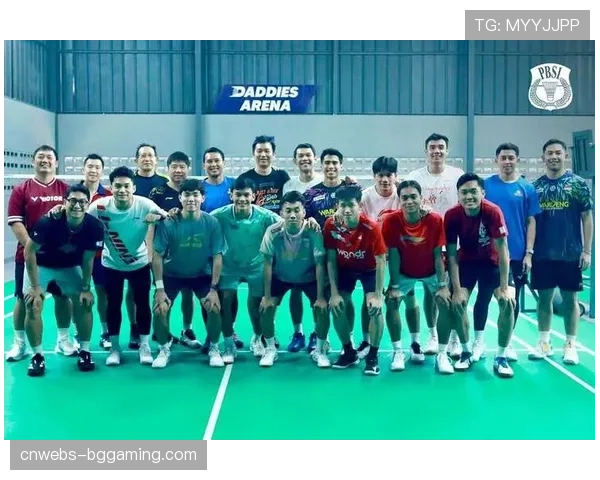 颁奖仪式后，印尼老将阿山与亨德拉交换球衣深情相拥